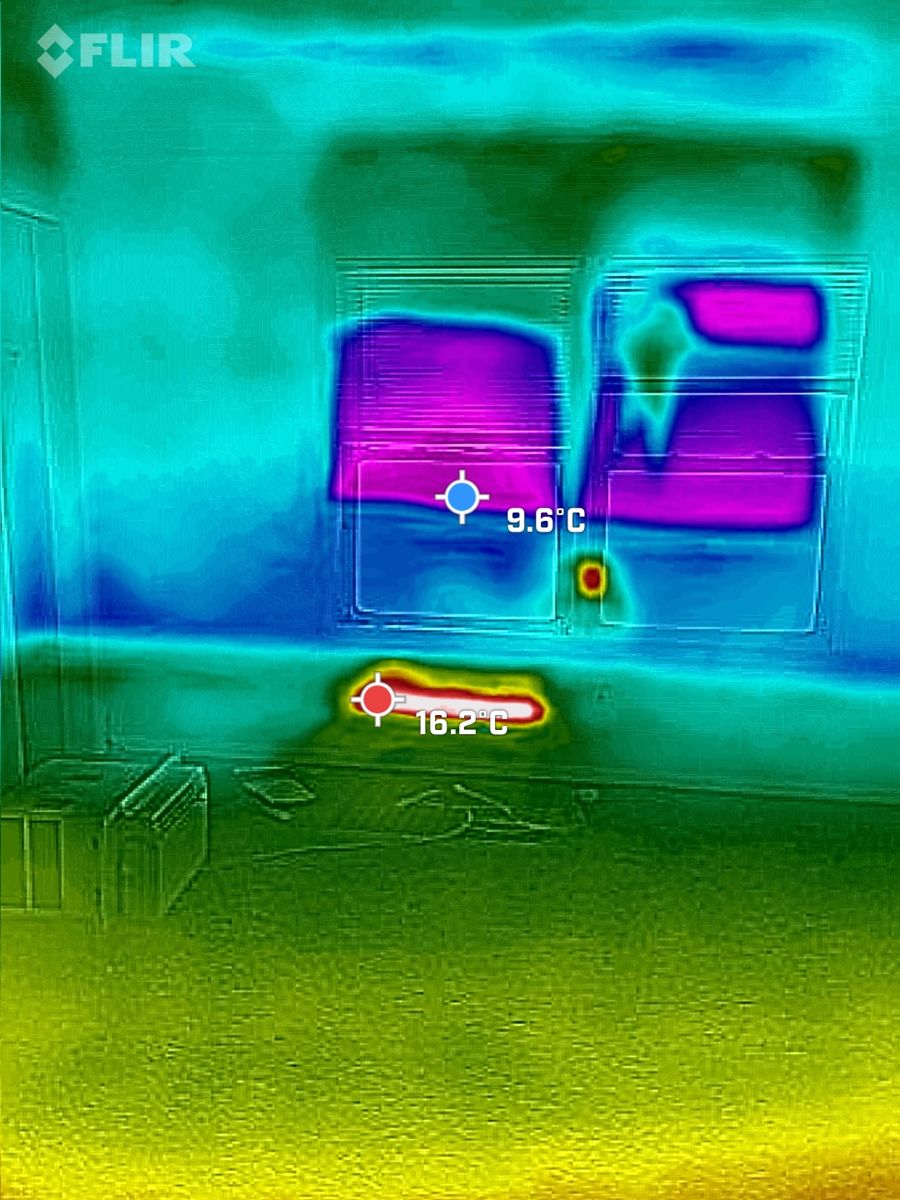 Thermal image of a room with window and wall patterns